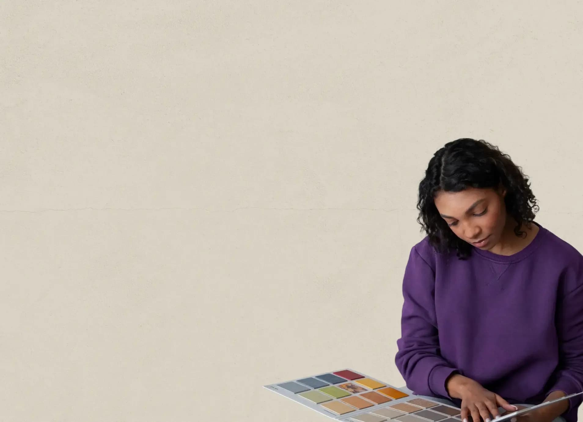 customer-reviewing-flooring-samples